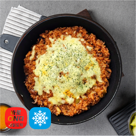 👍 더 밥스 키친ㅣ치즈 부대찌개 볶음밥 (1인분) - 부대찌개의 진한 맛을 밥에 그대로 담아낸 얼큰하고 푸짐한 볶음밥!
